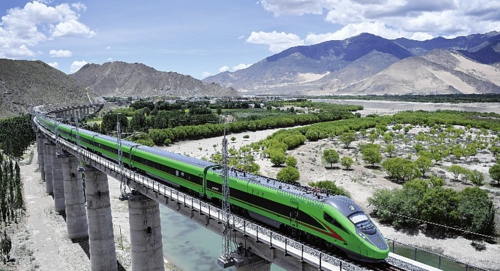     6月25日是拉林铁路通车一周年。拉林铁路是川藏铁路的重要组成部分，也是西藏自治区境内首条电气化铁路，铁路全长435公里，设计时速160公里。截至2022年5月31日共运送旅客103万人次，运送货物3.69万吨。图为复兴号列车行驶在西藏自治区山南境内。新华社