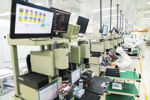 近年来,黑龙江省牡丹江市穆棱市重点发展新兴产业和木制品、塑料、麻纺等优势产业,产业链不断延伸升级、集聚成势。2021年,穆棱市规模以上工业增加值增长14.1%,地区生产总值增幅8.5%,产业“聚能”推动县域经济实现高质量发展。图为工人在穆棱经济开发区穆棱市北一半导体科技有限公司车间作业。新华社
