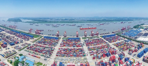 上半年，江苏外贸进出口总额26356.8亿元，同比增长10%。图为江苏省港口集团南京港龙潭集装箱有限公司港口的繁忙景象。新华社