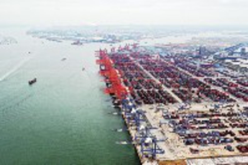     广西铁海联运衔接“一带一路”赋能经济高质量发展。图为广西钦州港码头。新华社
