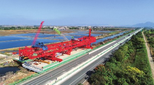 世界首台桩梁一体智能架桥机“共工号”,入选央企十大重器。中铁科工集团/供图