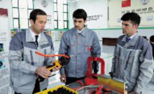     近日，在塔吉克斯坦首都杜尚别的“鲁班工坊”内，塔方教授向学生演示钢管裁切的注意事项。新华社