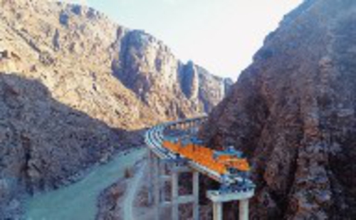     2020年10月27日，吉尔吉斯斯坦新北南公路二期工程施工现场。新华社