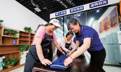 近年来,河北省唐山市路南区持续推进公共就业服务体系建设,大力发展公益性零工市场,为灵活就业人员提供信息发布、技能培训、权益保障等服务,有效促进群众就业。图为工作人员在为求职者进行家政技能培训。新华社