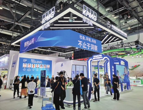 日前在京落幕的2023年中国国际服务贸易交易会举办10场高峰论坛、102场专题论坛、18场边会和72场推介洽谈,首发多项新成果、新技术,国际参与度和影响力进一步提升。服贸会期间,国际著名会计师事务所毕马威积极就房地产、交通、能源等行业的智能和绿色转型建言献策。图为毕马威展区。本报记者赵庆国/摄