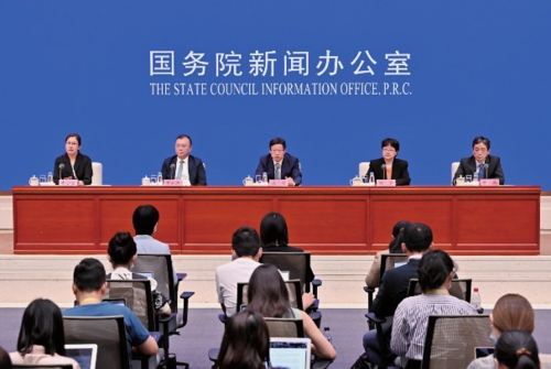 9月20日,国新办举行国务院政策例行吹风会,国家发展改革委副主任丛亮,工信部运行监测协调局局长陶青、财政部国库司司长李先忠、中国人民银行货币政策司司长邹澜解读经济形势和政策,并答记者问。
本报记者高弘杰/摄