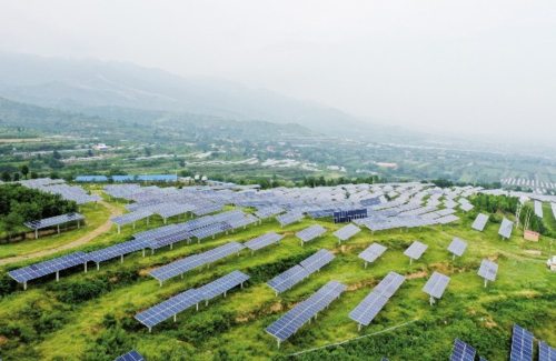     近年来，山西省芮城县大力推进清洁能源开发利用，推动新能源项目建设，助力绿色低碳发展。图为芮城县学张乡光伏电站。新华社