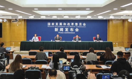 11月24日,国家发展改革委举行专题新闻发布会,介绍《坚定不移推进共建“一带一路”高质量发展走深走实的愿景与行动——共建“一带一路”未来十年发展展望》有关情况并回答记者提问。图为发布会现场。康书源/摄