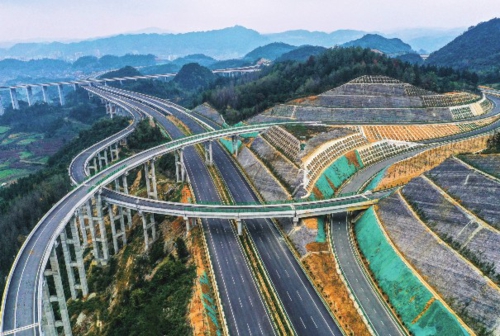 11月24日上午,贵阳经金沙至古蔺(黔川界)高速公路(以下简称“贵金高速”)正式通车运营,成为贵州省贵阳市和四川省成都市两个核心省会的最便捷、快速的高速公路通道。图为贵金高速公路老马寨大桥。新华社