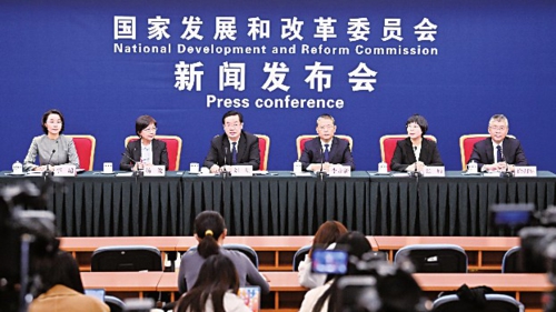 11月27日,国家发展改革委举行专题新闻发布会,解读《城市社区嵌入式服务设施建设工程实施方案》有关内容。本报记者高弘杰/摄
