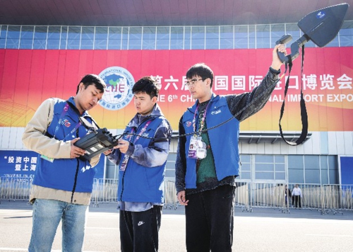上海电信打造“天地一体”的全方位服务保障,以电信力量推动进博会更“进”一步,越办越好。上海电信/供图