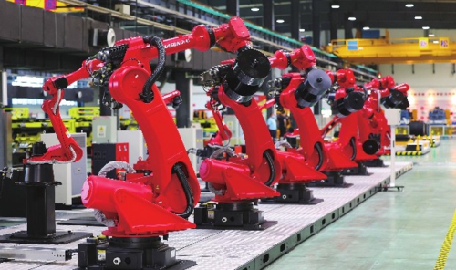 沈阳新松机器人自动化股份有限公司机械臂机器人生产车间。新华社