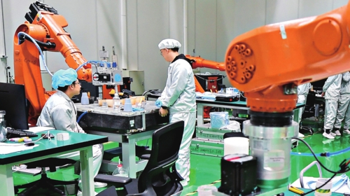 位于吉林长春的长光卫星技术股份有限公司，科研人员利用智能机器人研抛平台加工光学反射镜。新华社