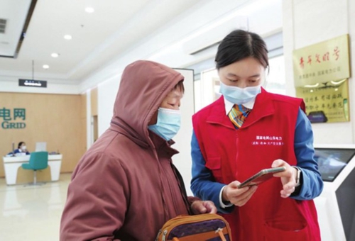 供电公司工作人员现场“手把手”教客户网上办理业务。王鑫/供图