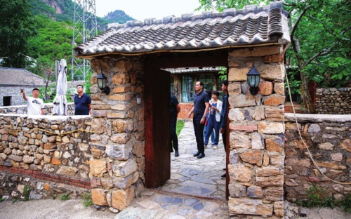 “山里寒舍”对村民的老旧房屋进行改造,建成古朴舒适的创意民居。