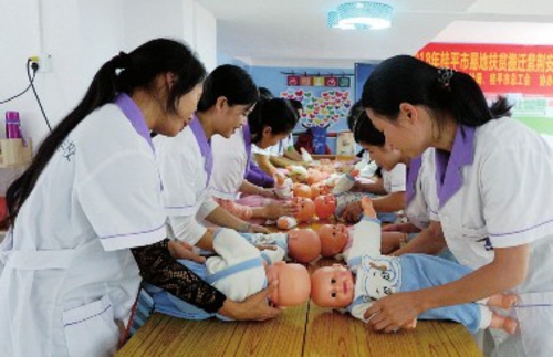 “一老一小”服务市场需求大,很多地区的扶贫项目开展了育英培训等工作。国家发展改革委振兴司/供图