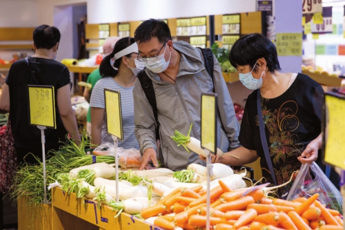 北京市民在菜市场购物。中国经济导报记者苗露/摄