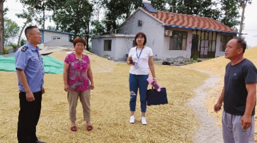 图为乐陵市发展改革局与市场监管局开展粮食流通联合执法。张正堂/摄