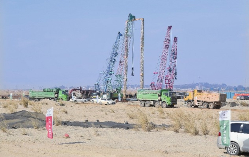 福建厦门:新机场项目全面开工
1月4日,福建厦门新机场项目全面开工活动在翔安大嶝举行。此次机场片区共有8个项目集中开工,总投资超620亿元,涵盖航空产业、基础设施和社会事业三大类。图为厦门新机场项目开工现场。新华社