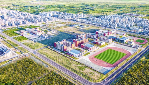 甘肃省武威市古浪县绿洲小城镇易地扶贫搬迁安置点建成住宅楼173栋4790套,容纳2万名易地扶贫搬迁群众搬迁入住。
甘肃省武威市发展改革委/供图