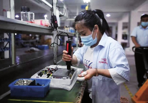 近期,浙江省长兴县推出多项鼓励政策,积极引导企业在复工复产的同时加大新产品研发力度,转型升级,拓展线上销售渠道,开拓市场,促进企业生产和销售提升。图为在位于长兴县的浙江德恩特电器公司生产线上,工人在组装新款速热电热水器。新华社