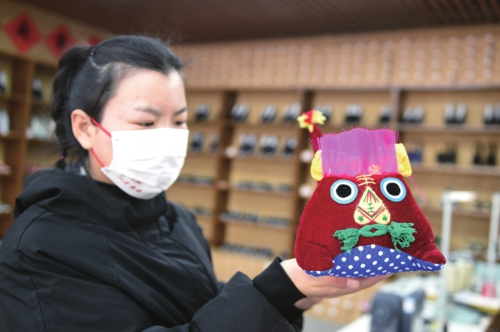 黑龙江消费者投诉十大热点出炉
本报讯记者林强报道2022年3月15日是第40个“3·15国际消费者权益日”。日前,黑龙江省消费者协会发布了2021年度消费者投诉十大热点,包括以下内容:网络直播购物问题多;个人信息保护有待加强;跨境网购维权不畅通;新能源家用汽车售后服务有待提高;快递服务仍是投诉热点;大众健身服务亟须规范;电视购物售后无保障;定制家具退换货难;家用电子电器售后服务需加强;网络视频游戏发展迅速,未成年人误充值退费难。
其中,网络直播购物作为新业态消费,存在众多问题,实物与宣传不符,甚至销售假冒伪劣和“三无”产品;直播间有不明链接,消费者点击后容易权益受损;售后服务难保障,经营者拒不提供售后服务等,需消费者甄选优质平台与商家,谨慎购买。
图为河北省西柏坡镇电商直播基地,工作人员展示特色商品。新华社