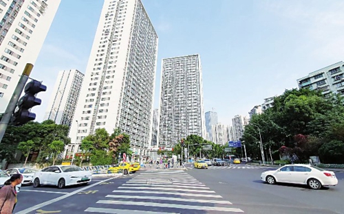 成渝楼市的成交量经常在国内名列前茅。今年以来,重庆楼市在购房环境持续优化、经济形势稳步向好等多因素影响下,整体出现一定复苏。图为重庆市区内居民楼街区一角。本报记者张守营/摄