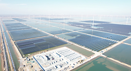 潍坊滨海风光储智慧能源示范基地一期300兆瓦光伏发电项目鸟瞰图。
山东省能源局/供图