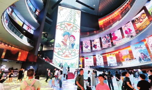 随着电影市场的强劲复苏,电影文化吸引了越来越多的观众走进中国电影博物馆。图为8月20日,参观者在中国电影博物馆了解电影文化的历史和发展。
商雨晗/摄