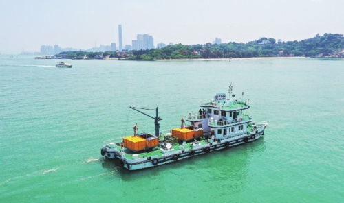 福建省厦门市海上环卫站专职负责海上保洁工作。目前,环卫站共设置4个环卫码头,配备6艘自主研发设计的机械清扫船和48艘小型保洁船舶,作业人员160余人,实现海漂垃圾“打捞清理-吊装转运-资源化无害化处置”全过程管理和近岸海域保洁全覆盖,守护碧海银滩。图为厦门海上环卫站“厦海环003号”海上环卫船行驶在厦鼓海域。新华社