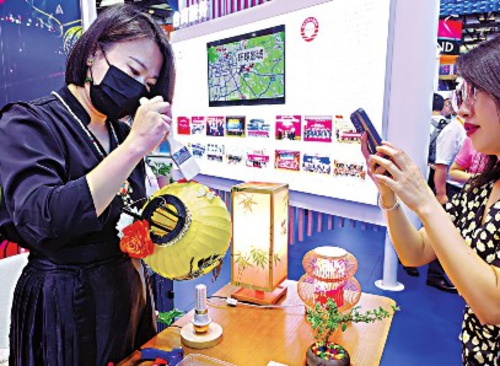 9月2日,国家会议中心中国台湾展区,工作人员现场制作传统灯笼。