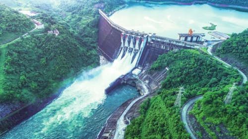 百色水利枢纽工程泄洪。 右江水利公司办公室/供图