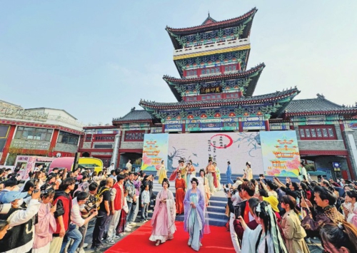 图为潍坊十笏园文化街区开展的汉服活动。中共潍坊市委宣传部/供图