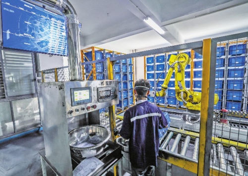 近年来,浙江省金华市金东区以推进中小企业数字化改造为契机,把数字技术与先进制造业的融合创新作为扩大竞争优势的“必修课”,大力推动以“N+X”模式为标准的数字化改造。图为在金东区江东镇的浙江超浪新材料有限公司数字化车间,人机协同配料系统正在运行。新华社