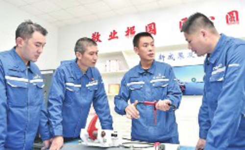 全国技术能手郭磊,正在带领团队成员对船舶带缆创新项目进行研究。