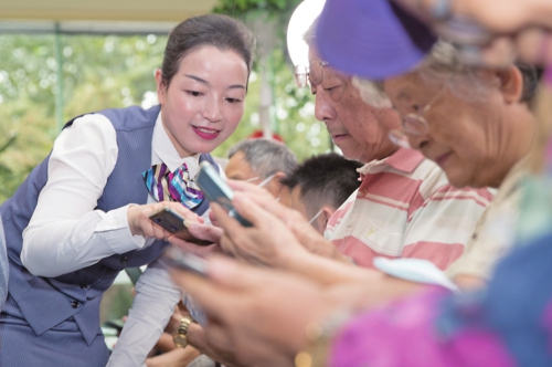上海电信通过“爱心翼站”“幸福课堂”,以更用心的适老化举措托起幸福“夕阳红”。