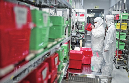 近年来,苏州工业园区聚焦科技创新,发力生物医药及大健康、纳米技术应用及新材料等新兴产业,探寻新的发展动力和坐标。图为在苏州工业园区纳米产业技术研究院有限公司,工作人员在生产车间作业。新华社