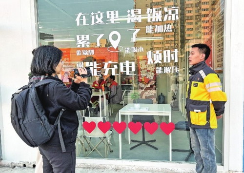 在位于北京市朝阳区将台地区的“将小爱暖新益站”,全国五一劳动奖章获得者、美团骑手刘壮接受采访。
本报记者付朝欢/摄