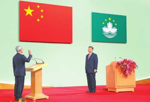 12月20日上午,庆祝澳门回归祖国25周年大会暨澳门特别行政区第六届政府就职典礼在澳门东亚运动会体育馆隆重举行。中共中央总书记、国家主席、中央军委主席习近平出席并发表重要讲话。这是习近平监誓,澳门特别行政区第六任行政长官岑浩辉宣誓就职。新华社记者鞠鹏/摄