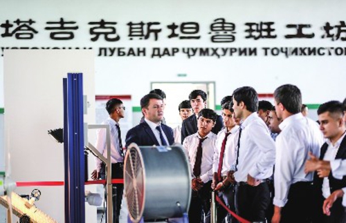 2022年年底,中亚首家鲁班工坊在塔吉克斯坦启动运营,以城市热能应用技术和工程测量技术作为合作共建专业,助力塔吉克斯坦培育急需的技术人才。图为在塔吉克斯坦首都杜尚别,学生们在鲁班工坊内听塔方老师讲解。新华社